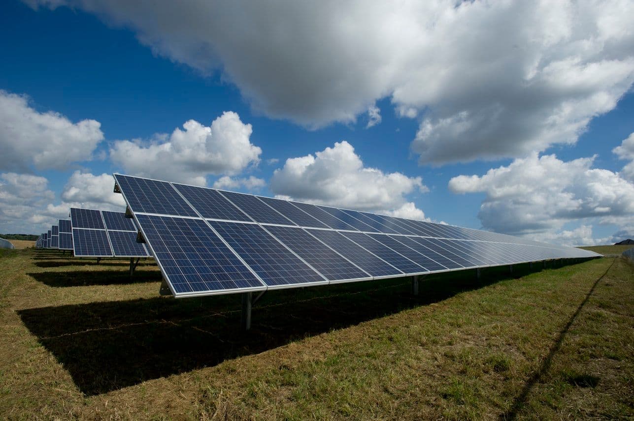 Impianto fotovoltaico a terra su prato