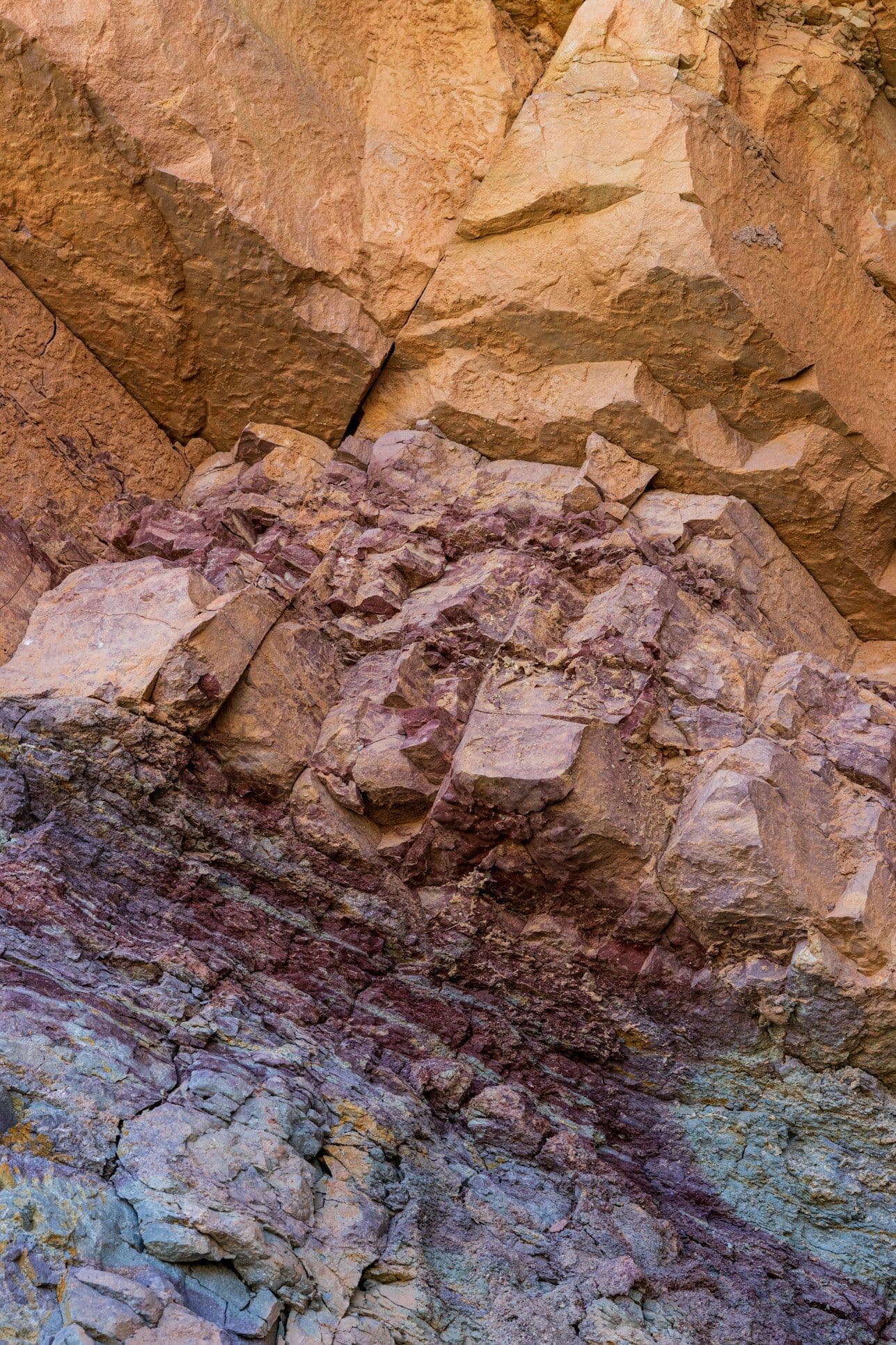 Affioramento roccioso stratificato